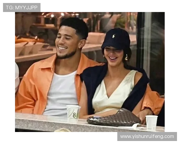 足球明星与肯豆亲密互动引发热议时尚与运动的完美结合